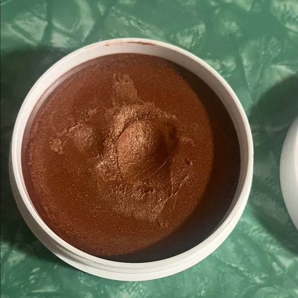 Jones Road Cream Accent Piece - Picture 3 of 3